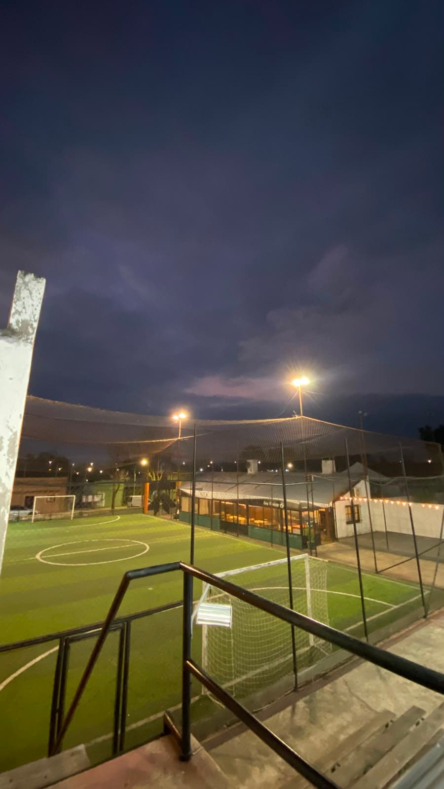 Cancha de fútbol iluminada de Las Cañas